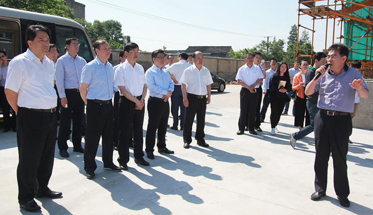 宜興市委書記沈建實地調(diào)研工業(yè)絲項目.jpg